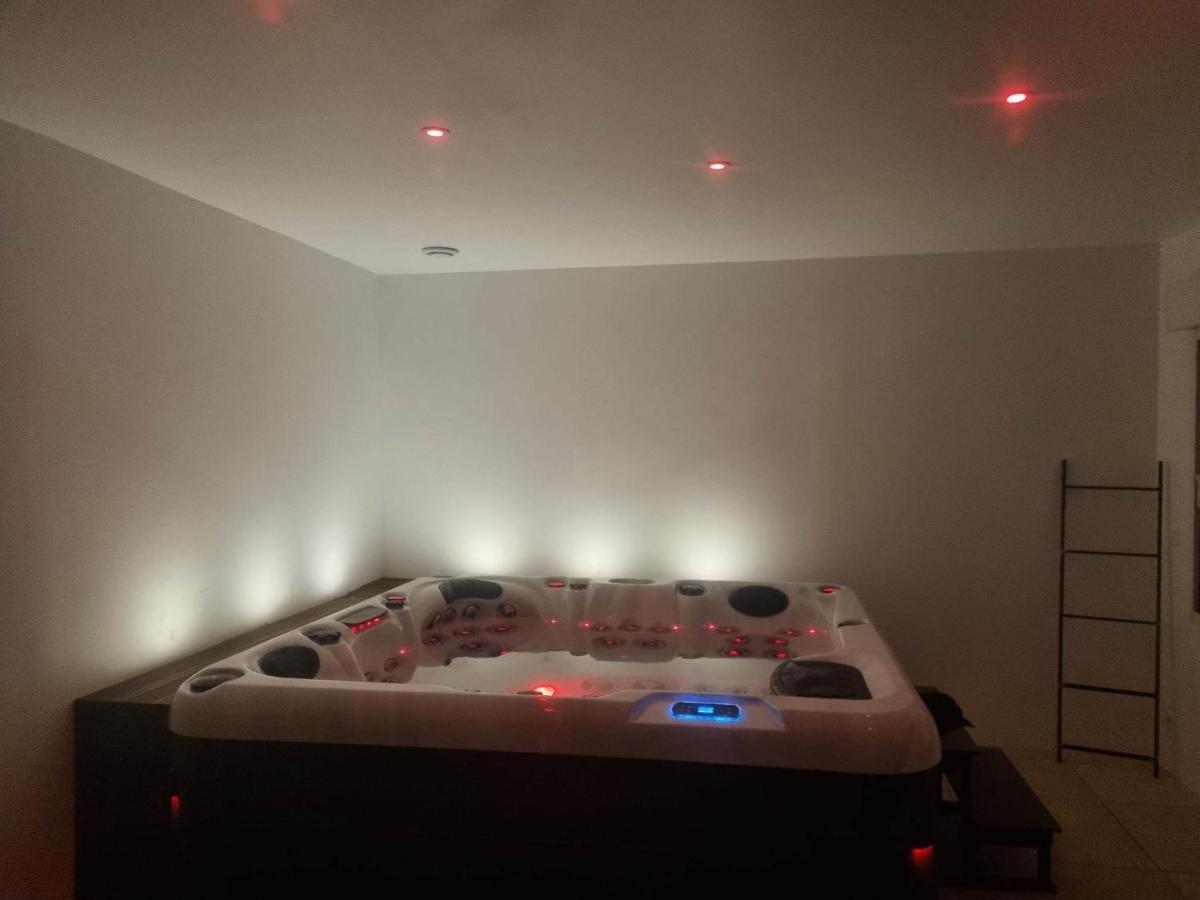Villa Avec Piscine, Jacuzzi Et Vue Imprenable ! Herry Buitenkant foto